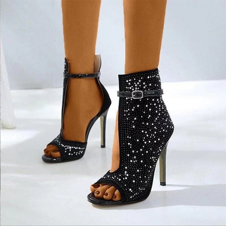 Stylowe kobiety buty na obcasie z czarnym białym brązowym kolorem