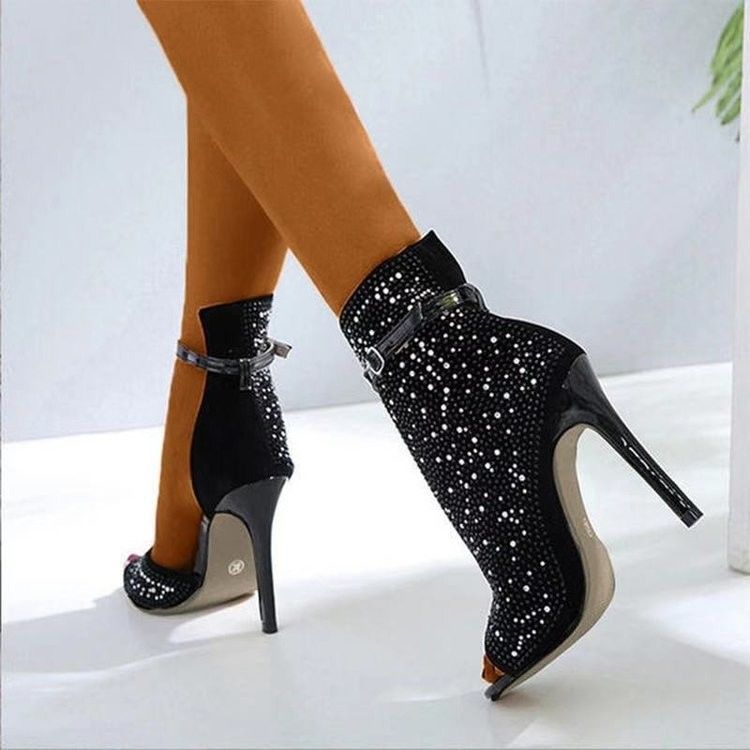 Stylowe kobiety buty na obcasie z czarnym białym brązowym kolorem