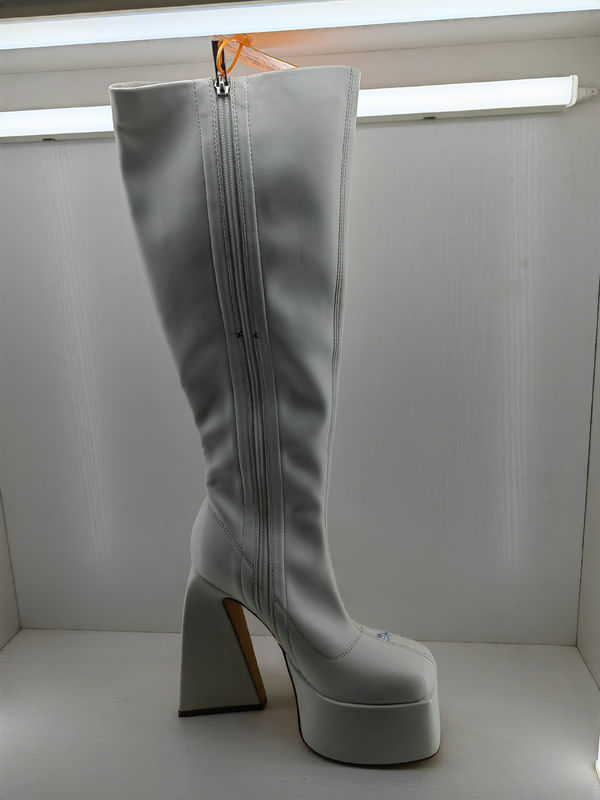 Kobiety buty z ostrymi palcami, buty z dużą obcasą i z zamknięciem.